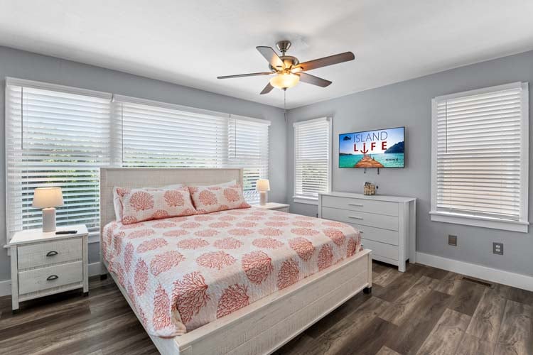 1st Floor King with Private Bath