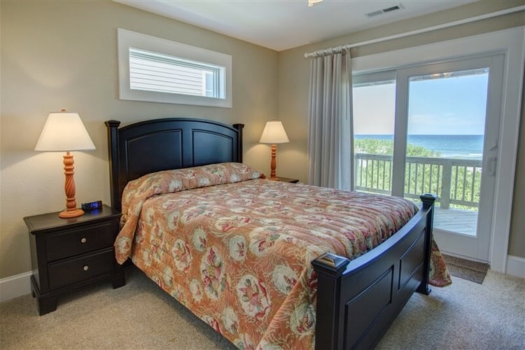 1st Floor Queen with Shared Bath