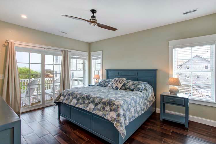 1st Floor King with Shared Bath (SE)