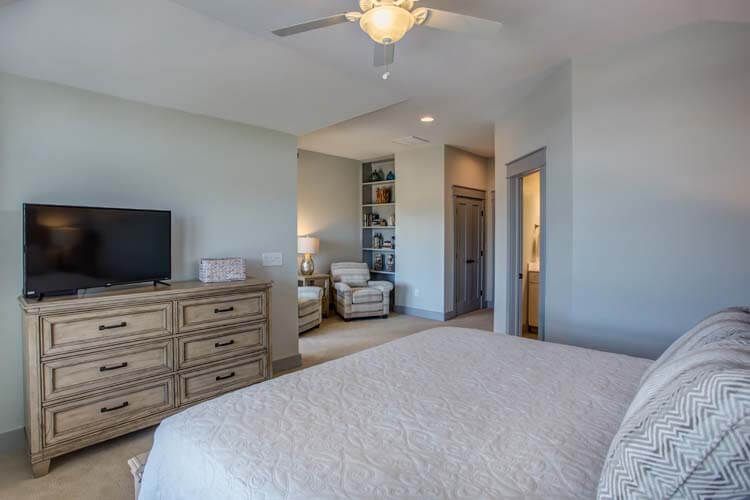 2nd Floor King with Private Bath