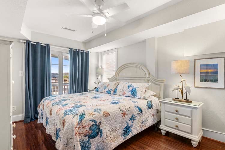 Ground Floor King with Private Bath (Loggerhead)