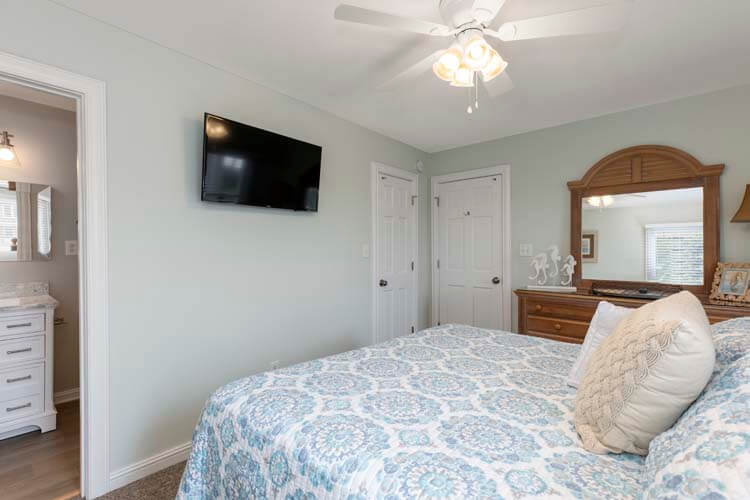 1st Floor King with Private Bath