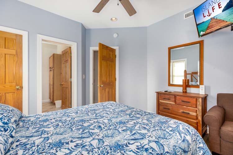 1st Floor Queen with Private Bath