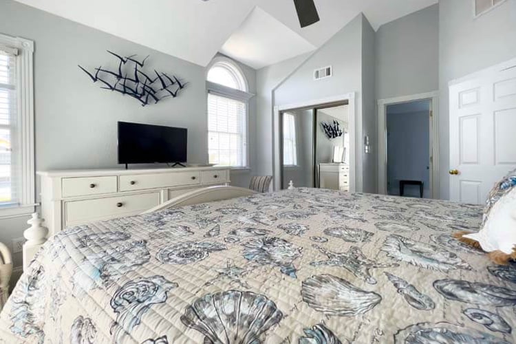 2nd Floor King with Private Bath