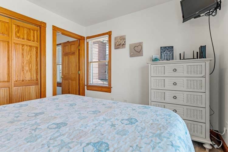 1st Floor Queen with Private Bath