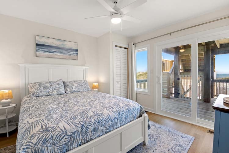 1st Floor Queen Bedroom