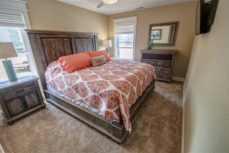 Ground Floor King with Shared Bath