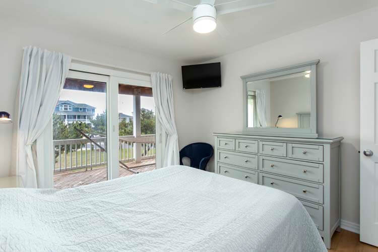 1st Floor Queen with Private Bath