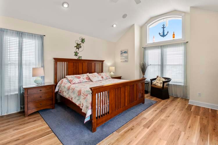 2nd Floor King with Private Bath