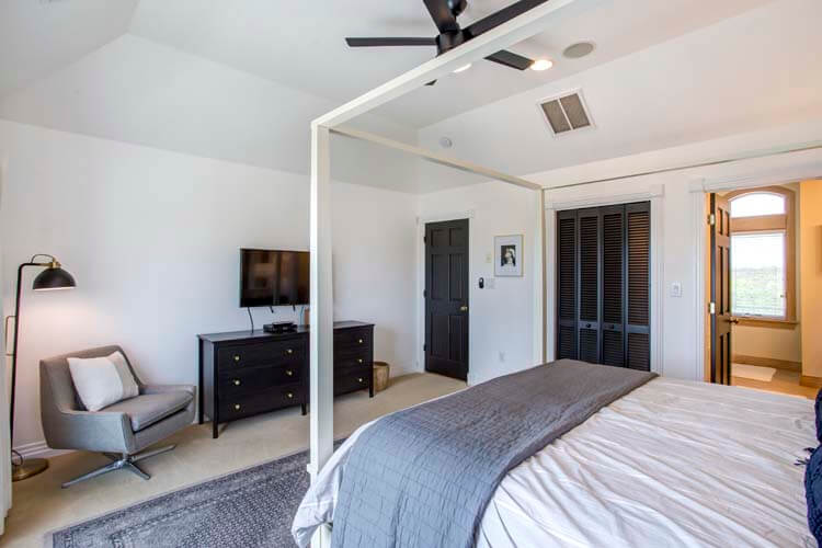 2nd Floor King with Private Bath