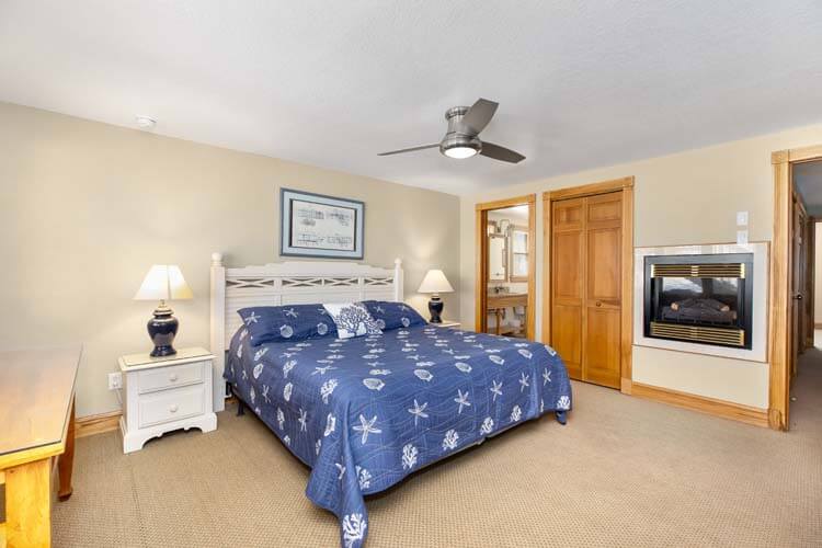 1st Floor SE King with Private Bath