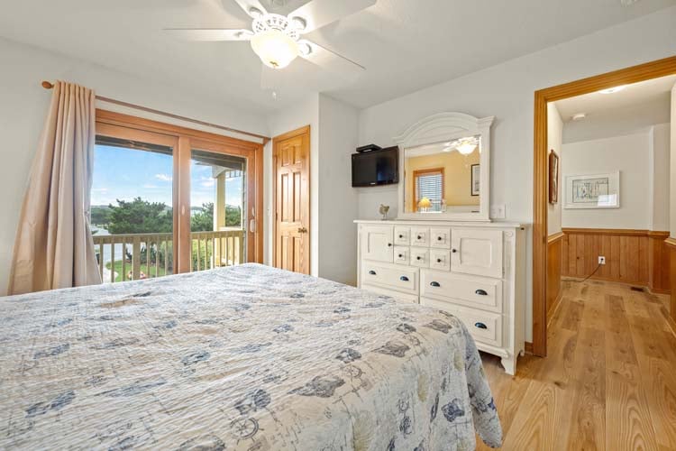 1st Floor King with Private Bath