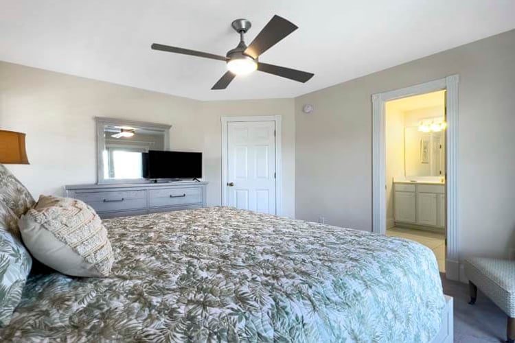 1st Floor King with Private Bath