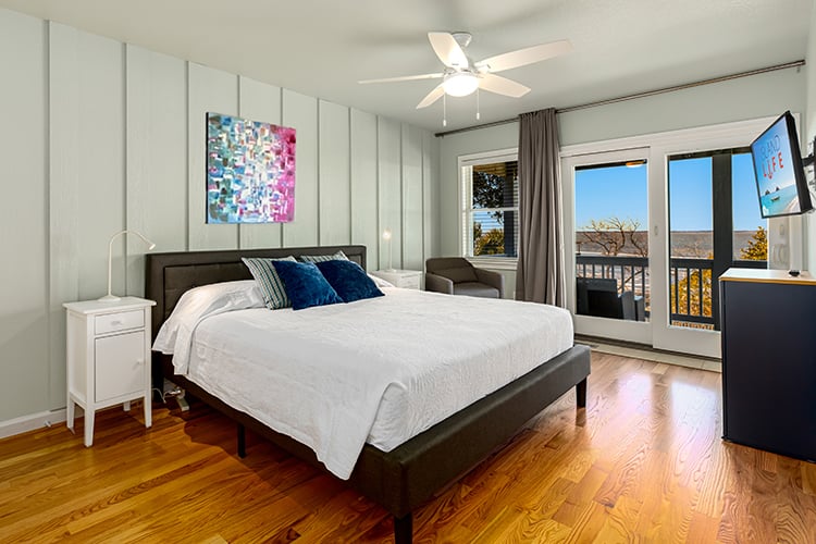 1st Floor King & Sleepchair with Shared Bath