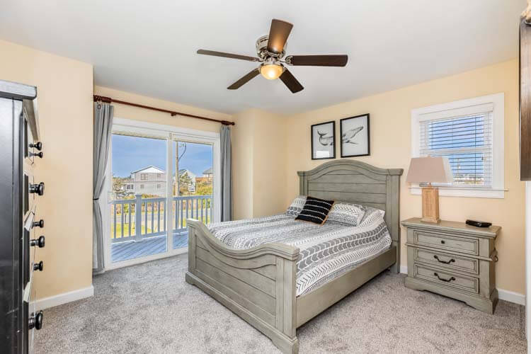 1st Floor Queen with Private Bath