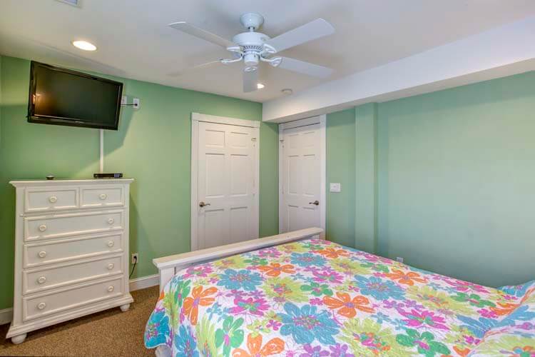 Ground Floor Queen with Private Bath