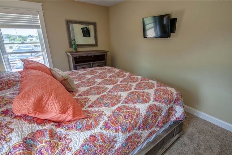 Ground Floor King with Shared Bath