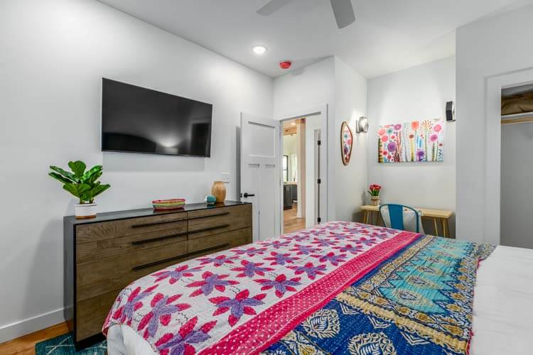 1st Floor King Bedroom