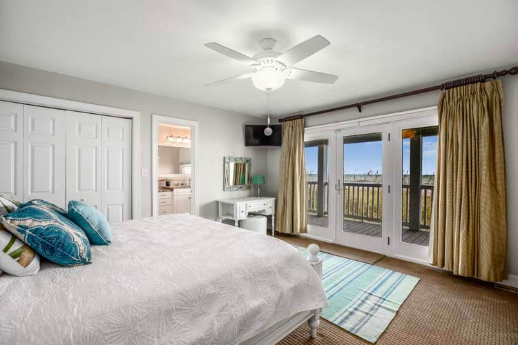 1st Floor King with Private Bath