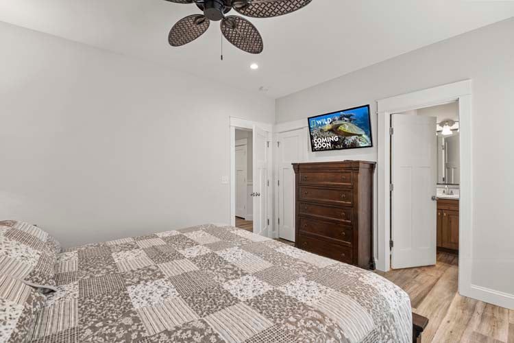 Ground Floor King with Private Bath (30)