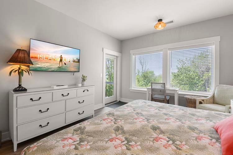 1st Floor King with Private Bath