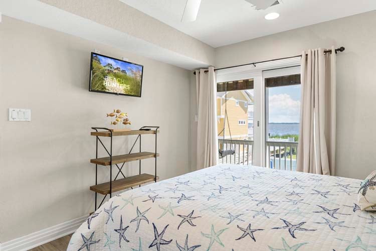 1st Floor Queen with Private Bath