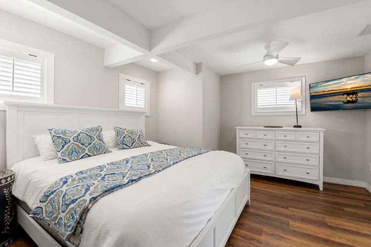 1st Floor King Bedroom