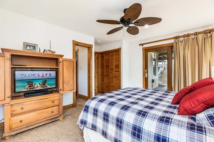 1st Floor Queen Bedroom