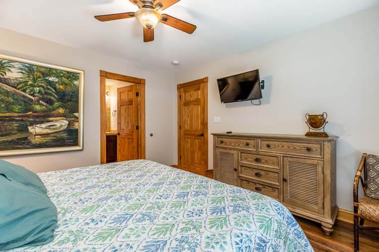 1st Floor King with Private Bath