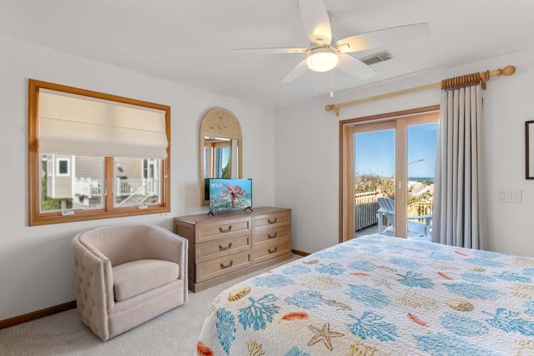 1st Floor King Bedroom