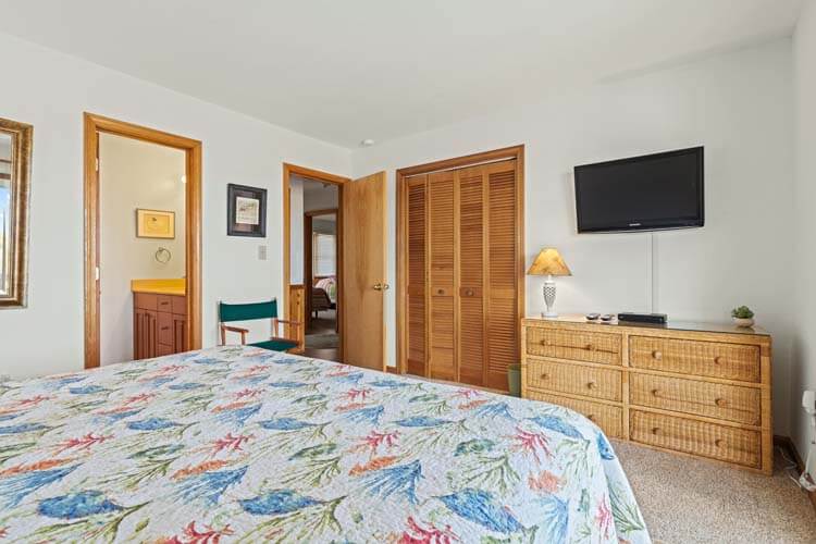 1st Floor King with Shared Bath