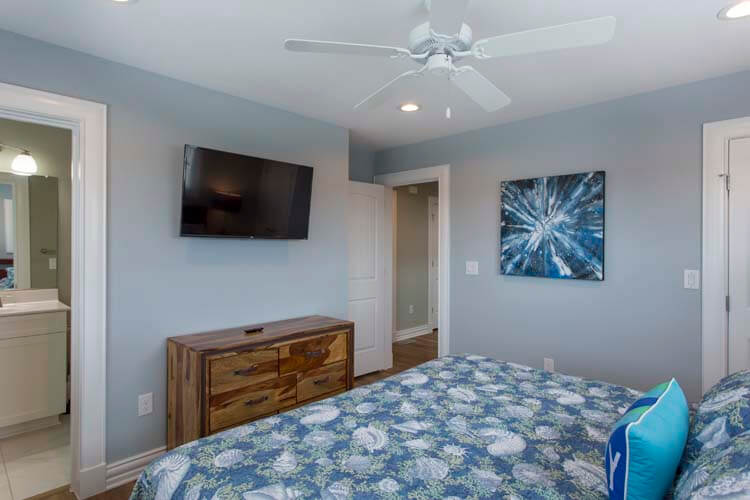 1st Floor NW King with Private Bath