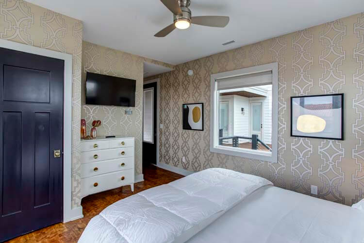 1st Floor King with Private Bath (NW)