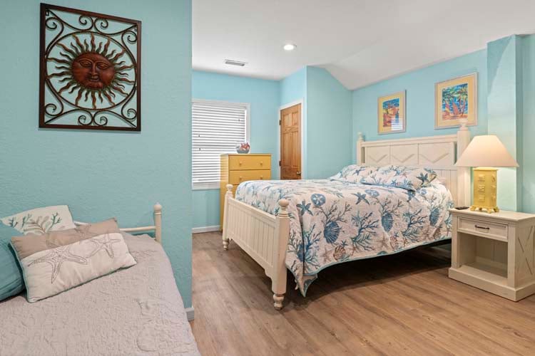 Ground Floor Queen and Daybed with Private Bath