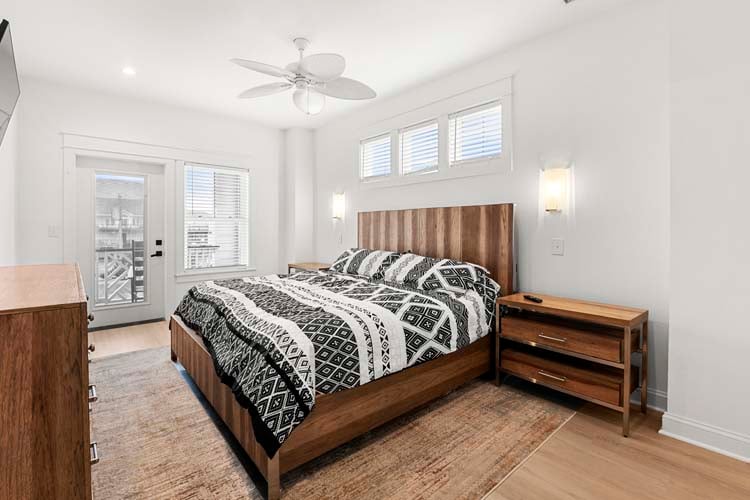 1st Floor King with Private Bath (16)