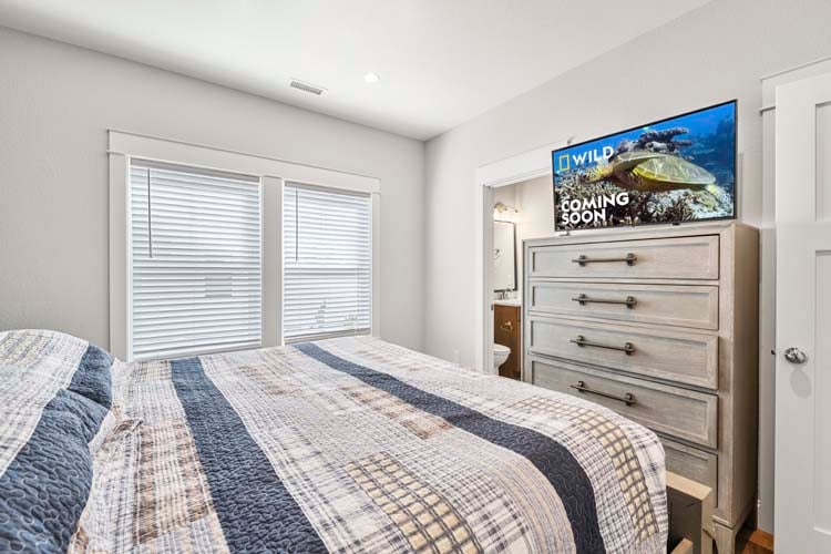 Ground Floor King with Shared Bath (21)