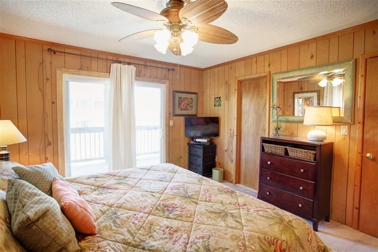 1st Floor King with Private Bath