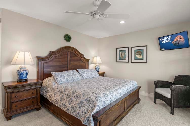 1st Floor King with Private Bath