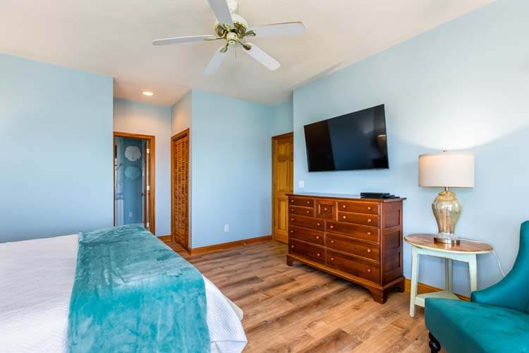 1st Floor King with Private Bath