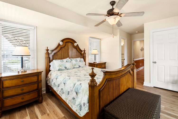 1st Floor Queen with Private Bath