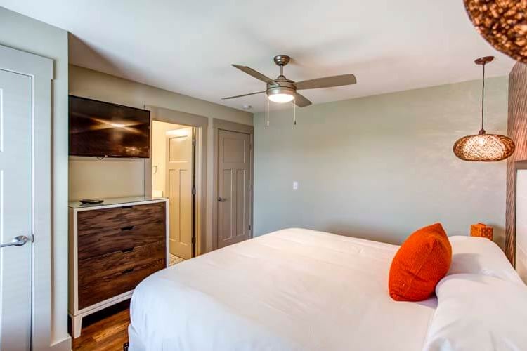 2nd Floor King with Private Bath (8)