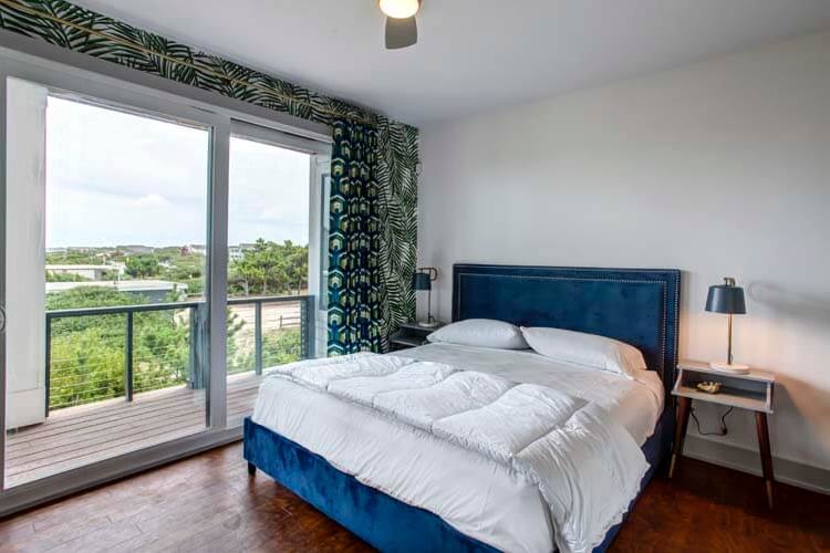 1st Floor King with Private Bath (S)