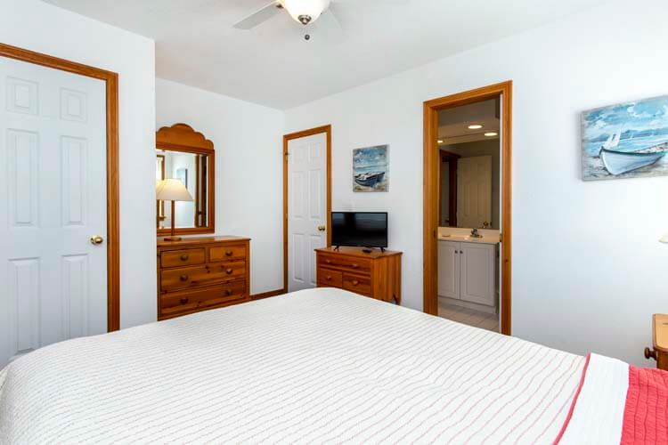 1st Floor Queen with Shared Bath