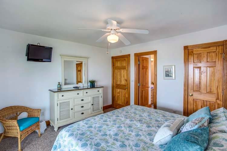 1st Floor King with Private Bath