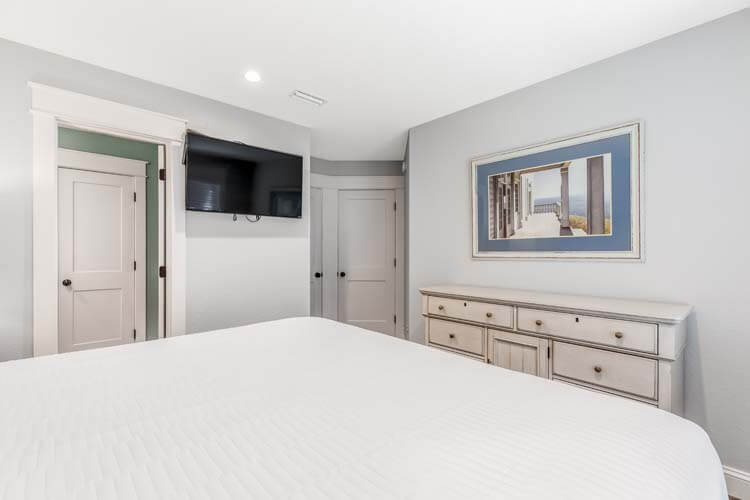 1st Floor King with Shared Bath