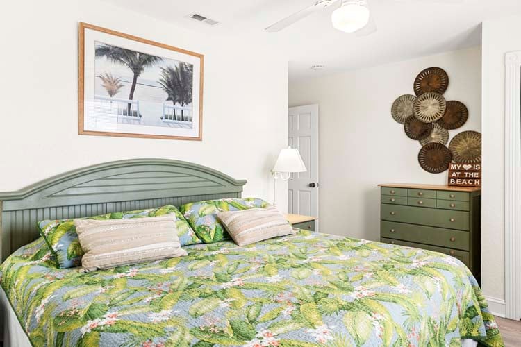 1st Floor King Bedroom