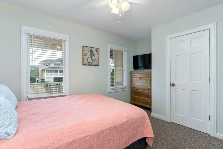 1st Floor Queen with Private Bath