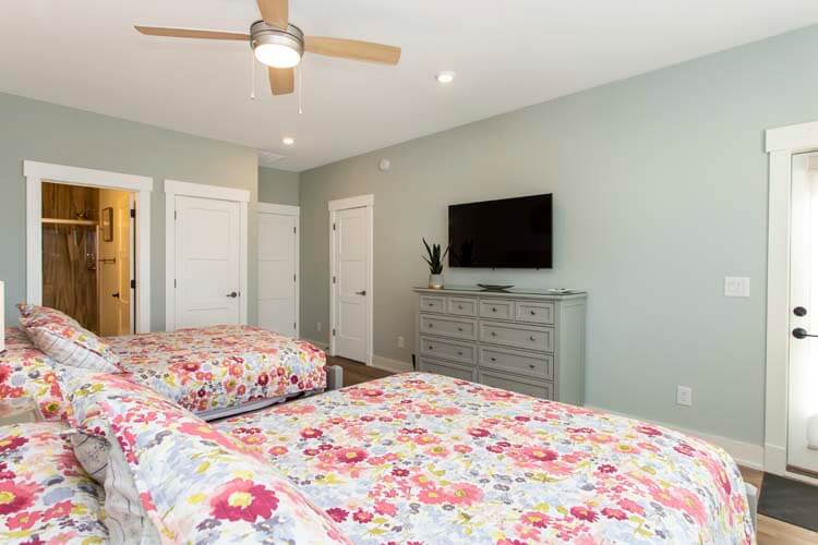 Ground Floor Queens with Private Bath