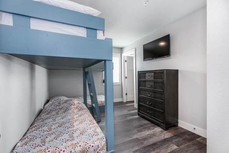 3rd Floor Twin Bunks with Private Bath