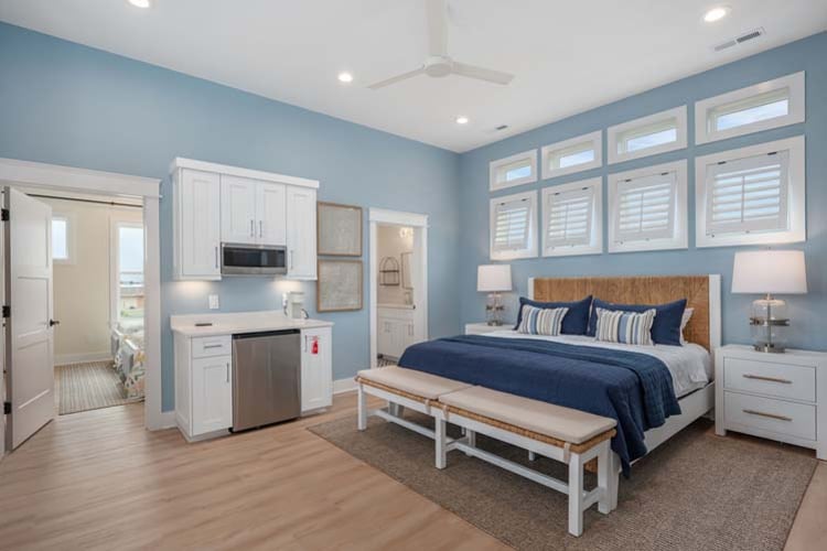 2nd Floor King with Shared Bath (9)